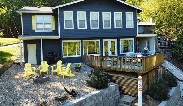 Spacious Lakefront Retreat – Sleeps 14, Private Dock, Prime Location in Camdenton