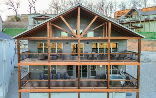 Spacious Rustic Elm Lodge in Branson