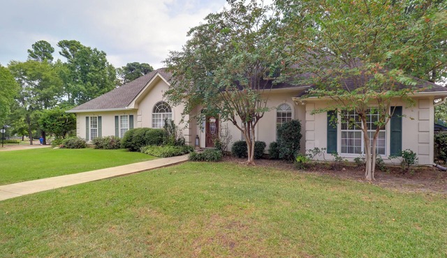 Spacious Suburban Home w/Pool Access in Ridgeland in Ridgeland