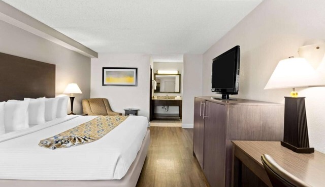 Spacious Unit w/Free Parking and Breakfast Near I-88 Corridor - Pets Allowed in Naperville