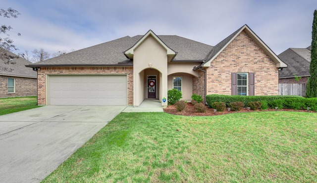 Spacious Zachary Home: 12 Mi to Baton Rouge!