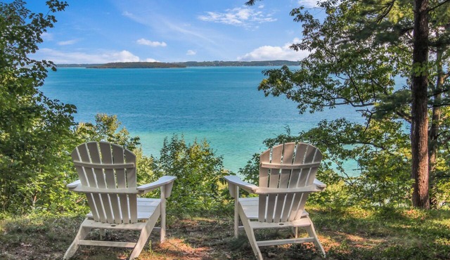 Spectacular West Bay views on 58 wooded acres! 10 mins to downtown TC