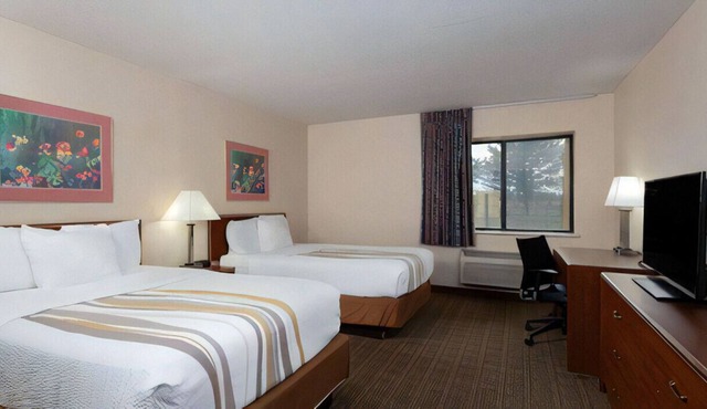 Spend a Group Vacation in Nicely Furnished Room in Indianapolis