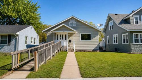 St Paul 5BR for 10 - Private Yard Near Golf