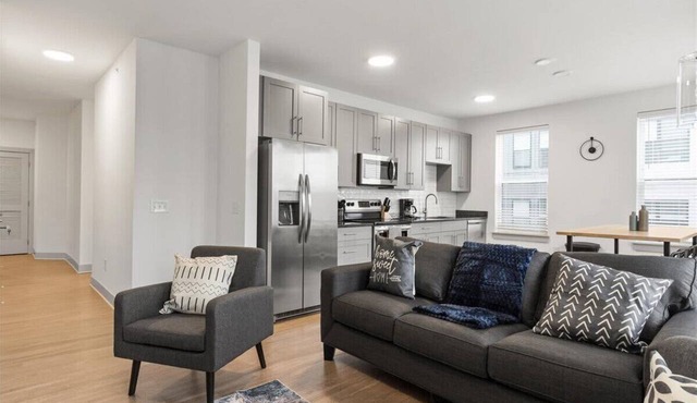 Stay Central! Modern Condo Near Entertainment
