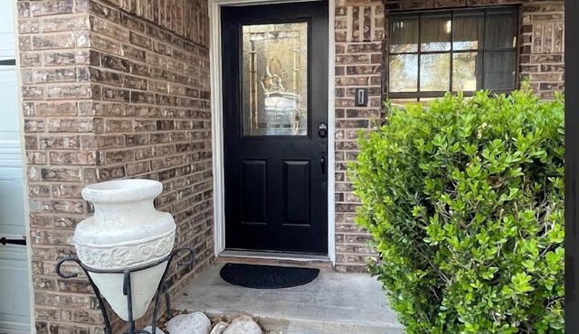 Stay on Rey- Charming 3-bedroom/2 bath house with office space in beautiful Waco in Waco