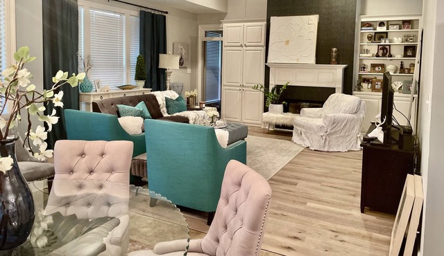 Stay with Brenda….Beautiful home with private room and bath…outdoor patio.