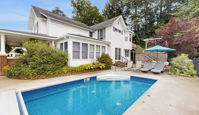 Steps to Crystal Lake! Group Getaway w/Hot Tub