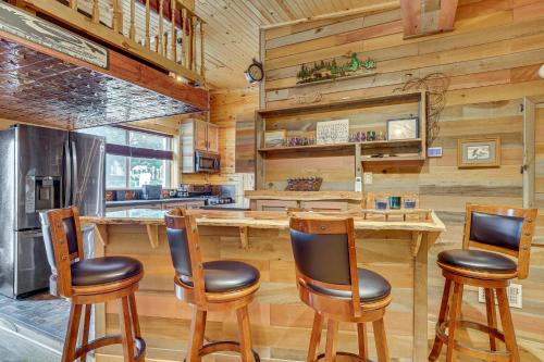 Steps to Marina & Beach: Couple’s Cottage in Pepin in Pepin