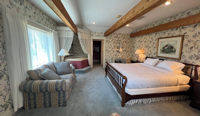 Strawtown Inn & Events in Pella