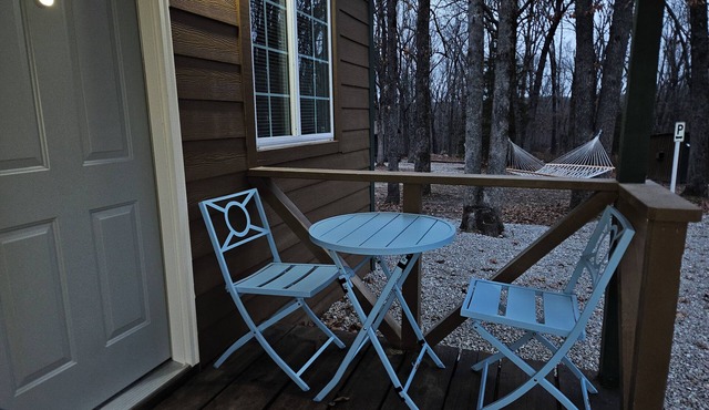 Studio #5 at Bennettscape Lodge with AC, WiFi by Bennett Spring State Park MO in Lebanon
