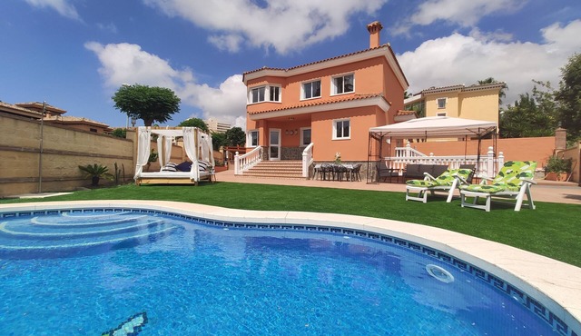Stunning all year-round beach house (5 min to beach)