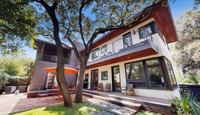 Stunning dog-friendly house w/private gas grill & deck -steps to South Congress in Austin