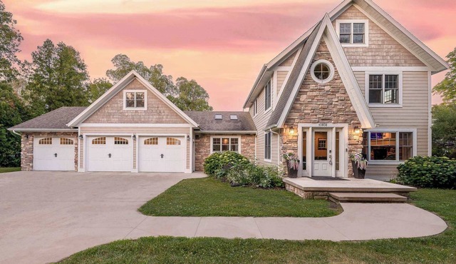 Stunning home in Downtown Sister Bay-Sleeps 12
