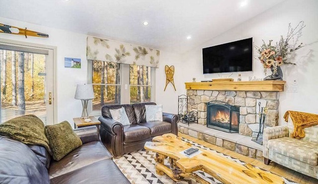 Stunning home w/golf course views plus private deck near resort amenities