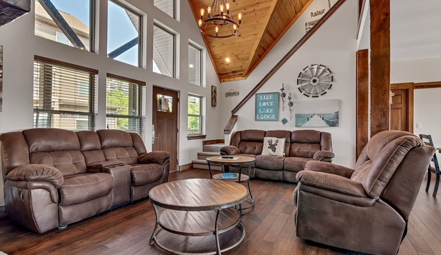 Stunning Lakefront Lodge on Indian Point! 7 BR, 6BA! Boat Silp Included in Branson