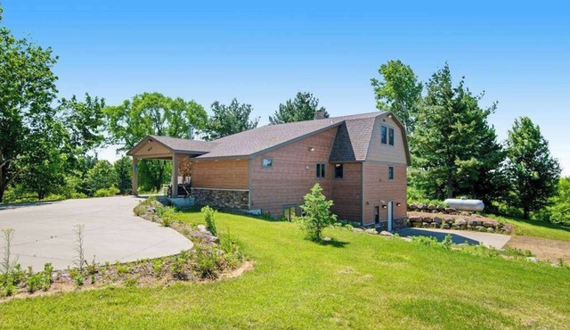 Stunning lodge with game room, balcony, central AC & washer/dryer in Wisconsin Dells