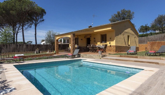 Stunning private villa for 6 guests with WIFI, private pool, TV, balcony and pets allowed in Sils