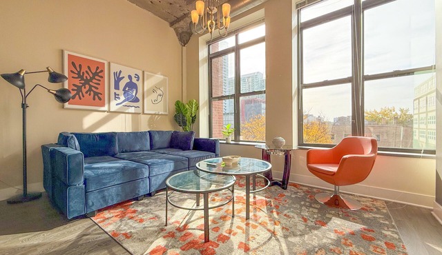 Stylish 2BR Suite near McCormick Place & Soldier Field Best for Small Groups