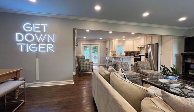 Stylish 3BR in Garden District near parks, river views, Neville High, and ULM.
