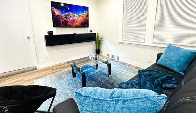 Stylish and Relaxing Apt w/Parking and Easy Access to City and Airports