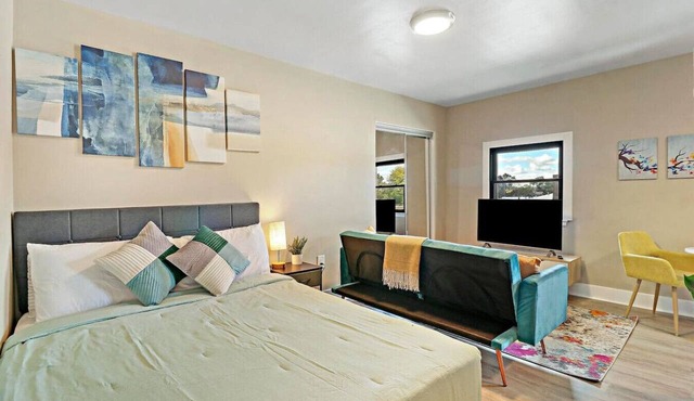 Stylish DT Lisle Studio | Parking, Laundry, Walk to Train!