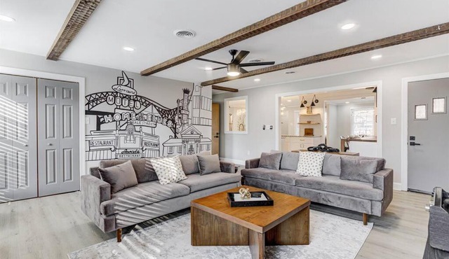 Stylish Oasis, Centrally Located, w/hot tub