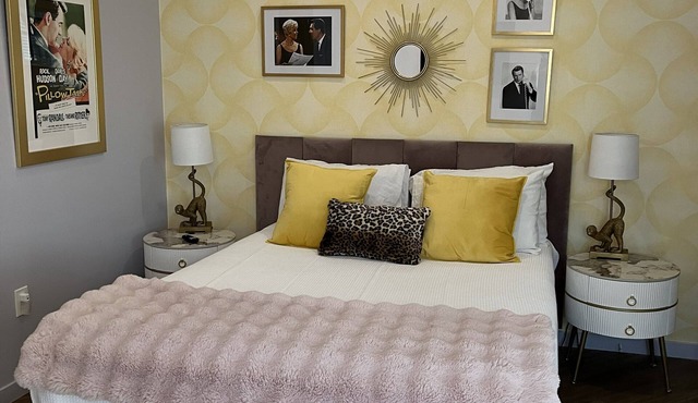 Suite 2 The American Hotel Dwntn Williams Bay Walk to lake, restaurants, coffee.