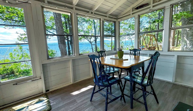 Sunbeam Cottage - Stunning Views of Lake Independence in Big Bay
