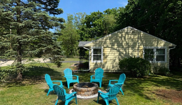 Sunny Bay | Deck, BBQ, Walk to Ice Cream