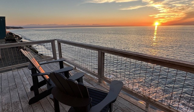 Sunset Beach Haven; Seriously Waterfront-"It's Like Living on a Boat", Whidbey in Oak Harbor
