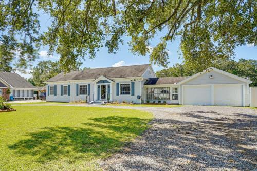 Sunshine Under the Oak: Baldwin Home w/Patio! in Morgan City