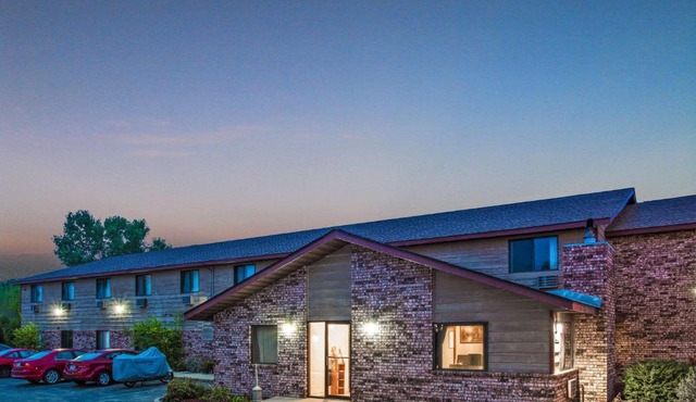 Super 8 by Wyndham Hartford WI
