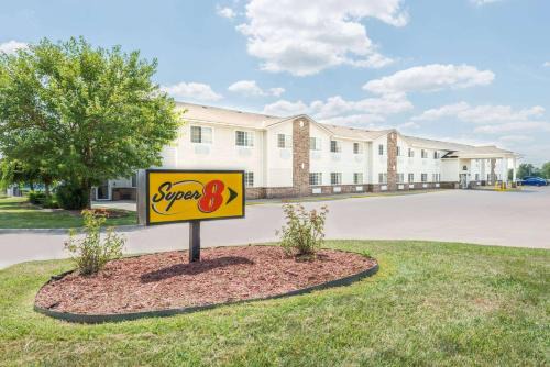 Super 8 by Wyndham Platte City Kansas City Area in Platte City