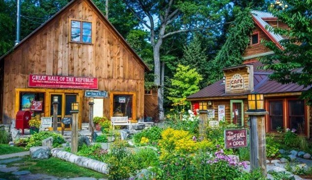 Super cute loft on the lake! in Maple City