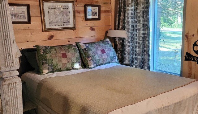 The Better then Tenting Getaway , 1 bedroom Cozy Cabin with Open floor plan.