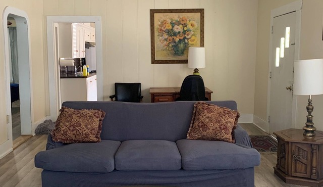 The Burnside House. Charming Bungalow in the center of Gonzales