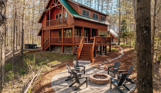 The Cabin on Pine Ridge | Crystal Mountain | Hot Tub + Log Cabin | Dog friendly