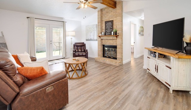The Carr Corner-3 bedroom house in Bryan. Mid term & Long term rentals welcome in Bryan