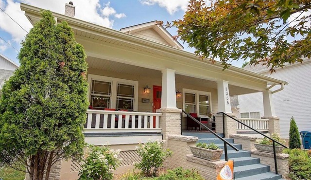 The Cherry St House|Dog Friendly |Sleeps 10 |Near MSU