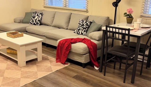 The Fairground Flat - charming 1-bedroom apartment in West Allis