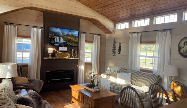 The Fur Seasons Cabin at Black Dog Cabins, 1/2 mi South of Rend Lake Dam