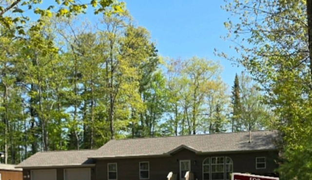 The Gathering Place, 3 BR sleeps 8, Near Hayward close to lakes and trails.