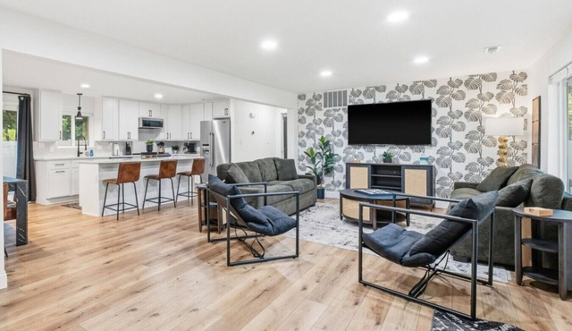 The Getaway House | St Charles 4BR Sleeps 11 Game Room | Hot Tub | Mercer Stays