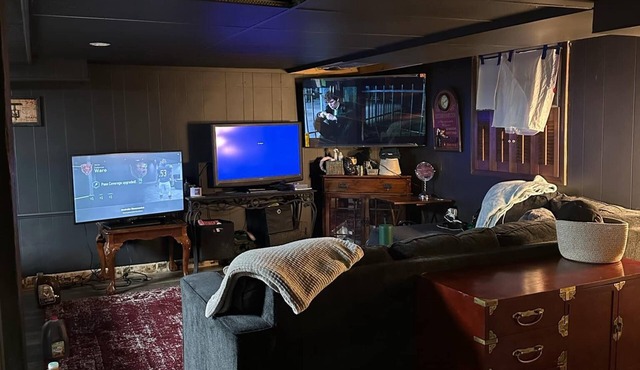 The Hidden Hollow - 1 Bd., 1 Bath newly renovated apartment! Speakeasy Theme!