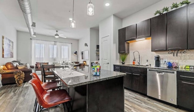The Iron Loft - King Tempurpedic Prime Location in Dallas