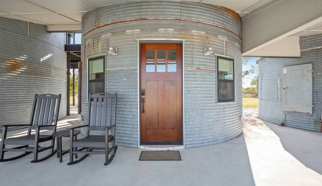 The Loft Silo - Unique Farm Stay with Loft in Temple