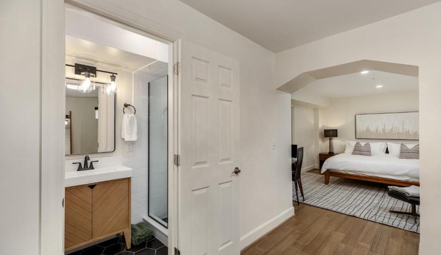 The Lumber Baron's Mansion: 2 King Suites, 2.5BA + Gym