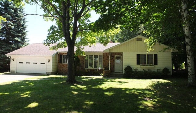 The Maple Cottage - WALK TO BEACH, LAKE MICHIGAN, AND DOWNTOWN!