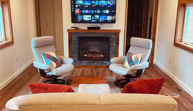 The Mink Cabin in Harbor Springs - 2 bed/2 bath in Private Wooded Setting